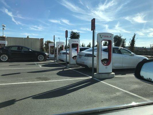 Nice and easy charging station near the Petaluma outlet mall.