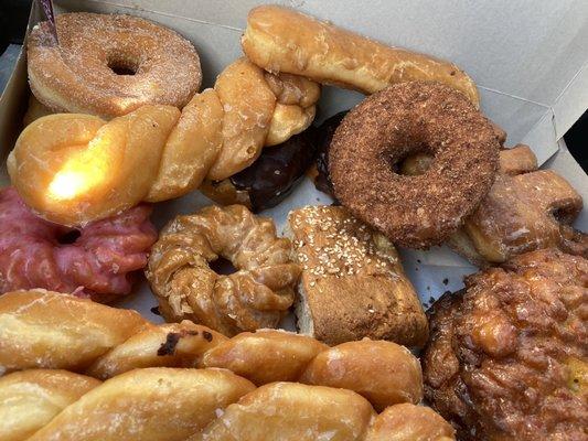 4/30/2- oh My God! That middle w sesame seeds on it is Ah Ahmazingly Delicious! They had Pinapple Fritter! Only other place is in Greeley!