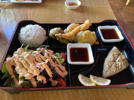 Bento Box (mackerel & mixed tempura)