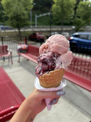 1 scoop of Oat Milk Strawberry Banana & 1 scoop of Oat Milk White Raspberry Truffle Ice Cream