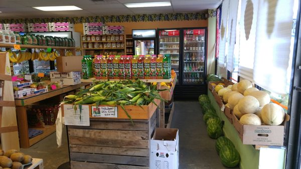 Do you see the drinks in the back?? Iced teas, iced coffees, and specialty sodas!