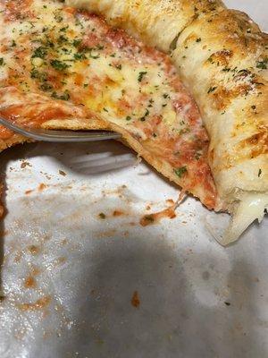 Med pizza with cheese crust