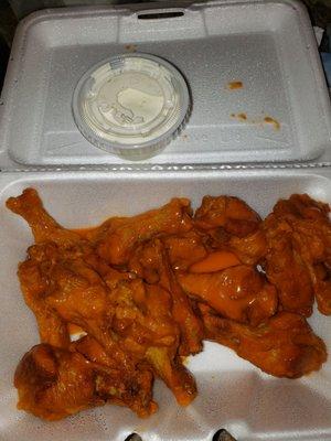 Buffalo wings (mild) with blue cheese dressing