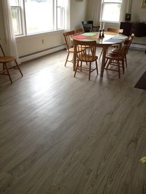 Resilient vinyl floor material