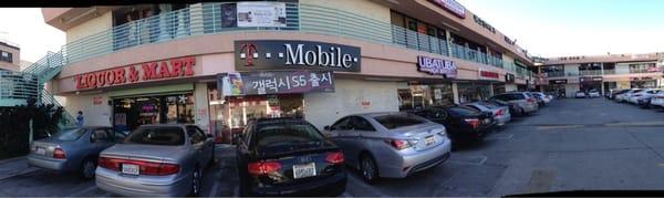 This T-Mobile is in between next a liquor store and Uba Tuba Acai Store.