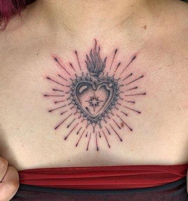 Fineline sacred heart by artist @chasesavagetattoo