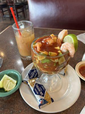 Coctel de camarón y agua de tamarindo