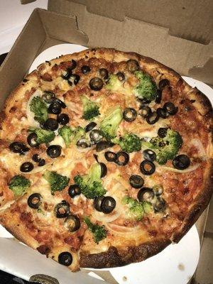 Broccoli, black olive, onion pizza