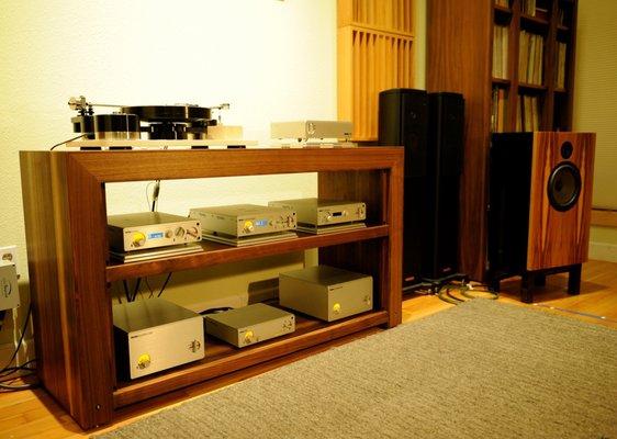 Nagra Classic electronics with Brinkmann turntable for vinyl playback all resting on a custumed rack in walnut. Stunning!