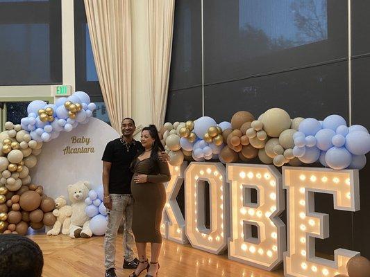 Ballon arch and teddy bear backdrop with balloons. Teddy bear baby shower.