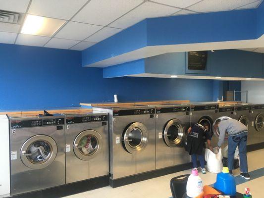 Big machines and plenty of them! Get your laundry done quickly and get on to other things!