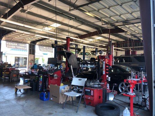 The shop is organize and clean! Floors are clean, no grease at all.