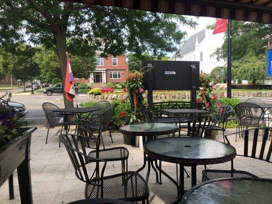 Cute sidewalk patio!