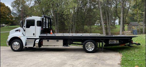 Medium duty flatbed for trucks and equipment hauling