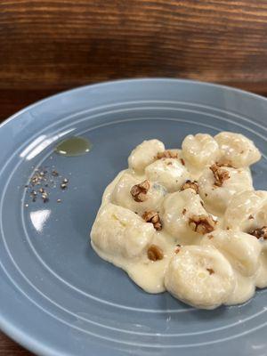 Gnocchi/Quattoro Formaggi

For Cheese, cream, walnut, Honey