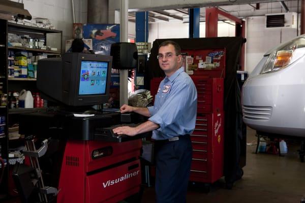 Alignment expert technician Genry S.