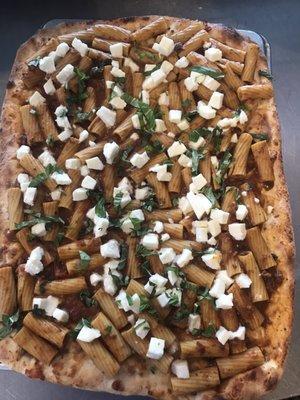 Rigatoni bolognese pizza