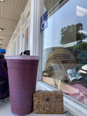 24oz blueberry smoothie and bar