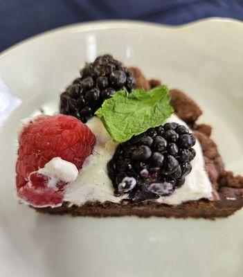 Berries with Midsummer Surprise and Chocolate cookie