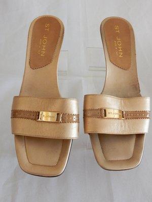 ST JOHN GOLD METALLIC SLIDE SANDALS IN SIZE 8 1/2B