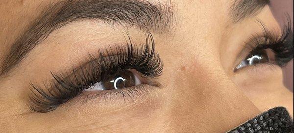 Light volume lash extensions with wispys