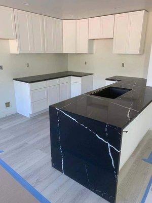 Black Marquina with White Shaker