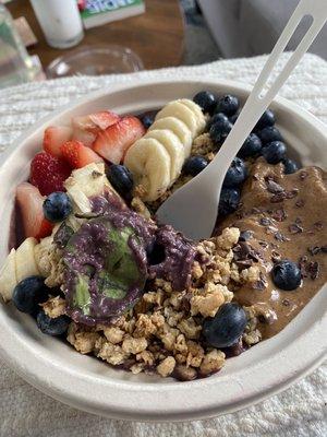 Whole spinach leaves in açaí bowl