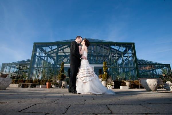 A couple standing outside of Planterra's Conservatory.