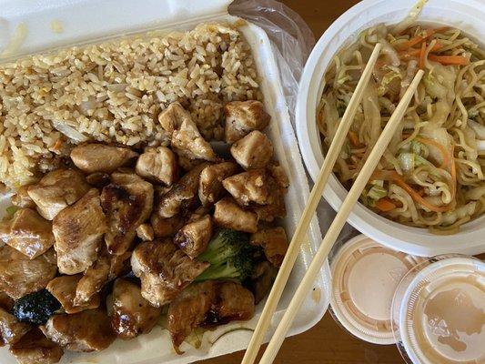 Chicken hibachi lunch special with rice, veggies, yum yum sauce and a side of noodles | Hibachi Japanese Express | Valrico FL | 3/5/2021