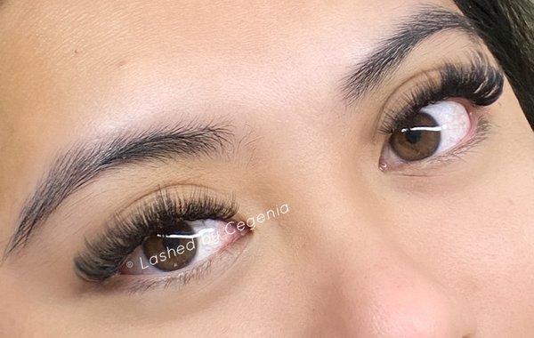 Textured volume lash extensions