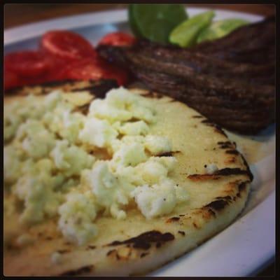 Arepa/queso de mano y carne asada.