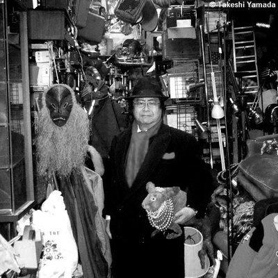 REUSE AMERICA VINTAGE WAREHOUSE (Brooklyn, NY). Dr. Takeshi Yamada and Seara (Coney Island sea rabbit)