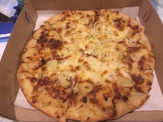 Small white pizza with bacon and pineapple