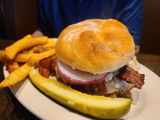 1 lb bacon cheeseburger w fries.