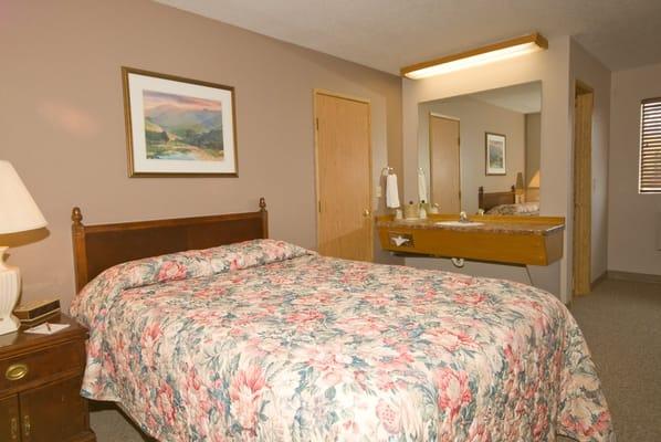 Standard single Queen bed room. All rooms have microwaves and mini-fridges.