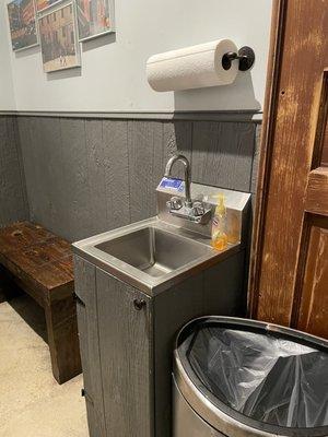 A sink in the dining room... amazing!