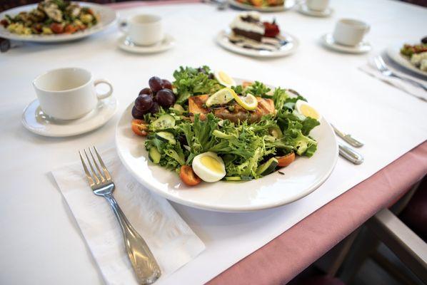 lunch in the Rose Garden - The best nutrition for our memory care residents!