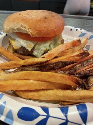 Cheeseburger with fries