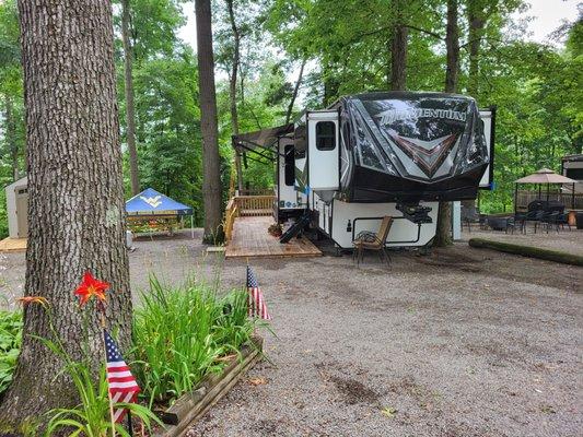 Some rv spaces in the back have decks!