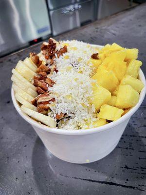 Piña colada smoothie bowl