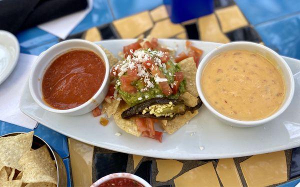 Chips & Dips : roasted salsa, guacamole, chile con queso