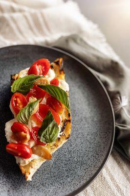 Flatbread/ tomato/ roast garlic/ basil/ burrata 16