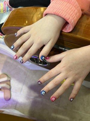 Daughters gel manicure with flowers