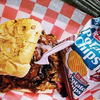 Bbq pulled pork sandwich with chips