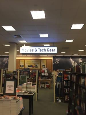 Walpole Barnes & Noble -- Walpole Mall : 82 Providence Highway / Route 1, Walpole            Interior