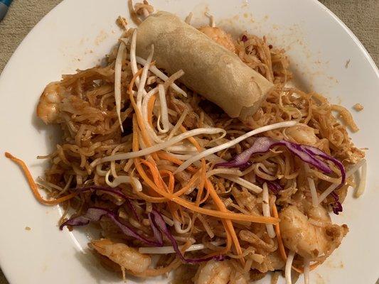 Phad Thai With prawns and an egg roll.