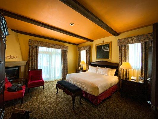 Cottage Room with Garden View- One King Bed.