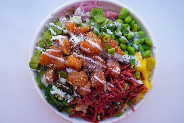 Salmon poke bowl: fresh vegetables, and sashimi grade salmon for a healthy lunch or dinner !