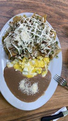 Chilaquiles verdes con huevos revueltos