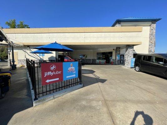 Jiffy lube to the left and mr clean car wash to the right signs